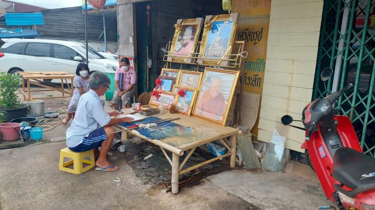 ศรัทธา-'หลวงปู่แสง'-ยังคงหลั่งไหล-แห่นำภาพใส่กรอบไว้บูชา-จนร้านทำไม่ทัน