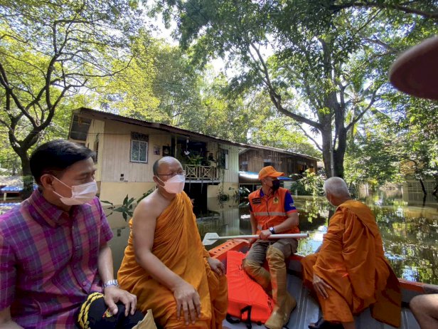 คณะสงฆ์ภาค-10-เปิด-8-ศูนย์ช่วยพระเณรโยมภาคอีสานประสบอุทกภัย