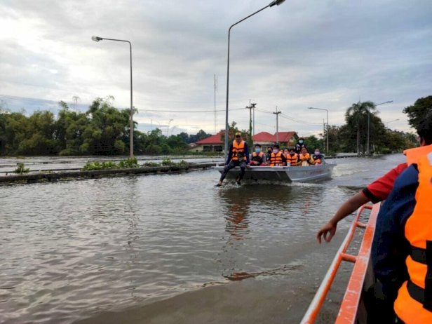 อุบลฯ-สาหัส!-น้ำจากแม่น้ำมูลไหลท่วมย่านเศรษฐกิจ-พื้นที่เกษตร-ประมงเสียหาย-3.1-แสนไร่