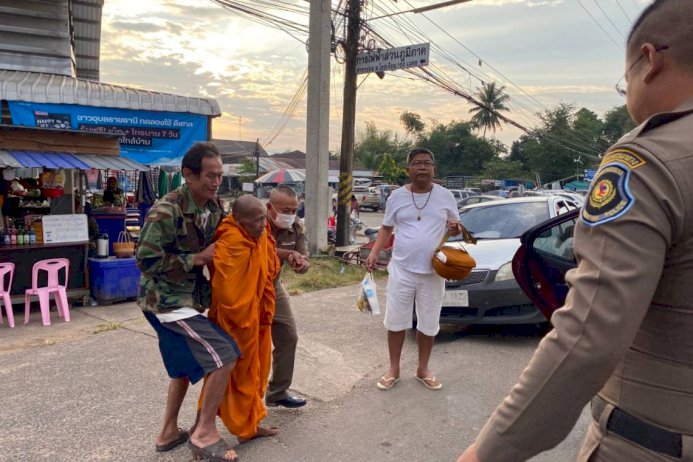 น้ำใจตำรวจทางหลวงอำนาจเจริญช่วยเหลือพระภิกษุสงฆ์เป็นลมขณะบิณฑบาตนำส่ง-รพ.