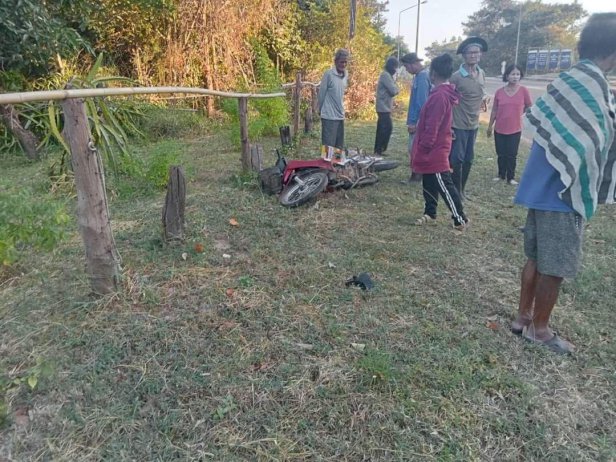 เศร้า!-นักเรียนชายบิดมอไซค์หวังไป-รร.แต่เสียหลักหัวกระแทกพื้นดับอนาถ