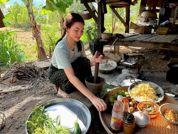 แซ่บคักๆ-“ข้าวทิพย์-ธิดาดิน”-โชว์ฝีมือทำอาหารแบบพื้นถิ่น-น่ากินมาก