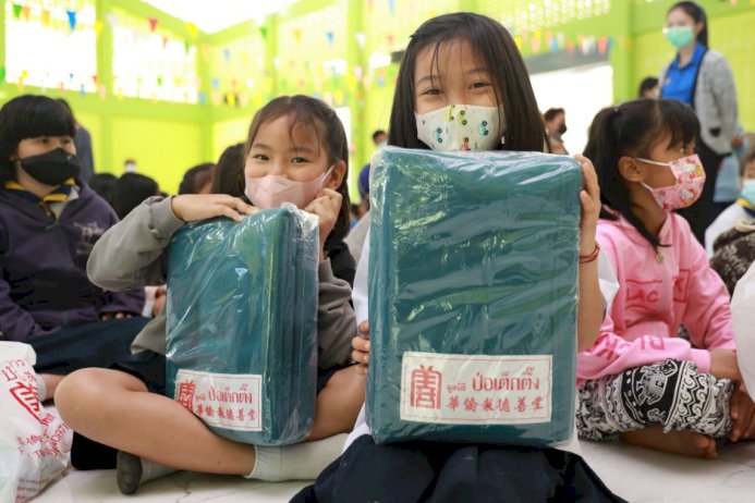 มูลนิธิป่อเต็กตึ๊ง-ส่งไออุ่นมอบเครื่องอุปโภคบริโภคนักเรียนในถิ่นทุรกันดาร