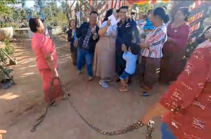 ฮือฮา!-คู่รักชายรักชาย-เจ้าบ่าวหอบขันหมากผ่านประตูวิวาห์โซ่ตรวนใหญ่ก่อนร่วมเตียง