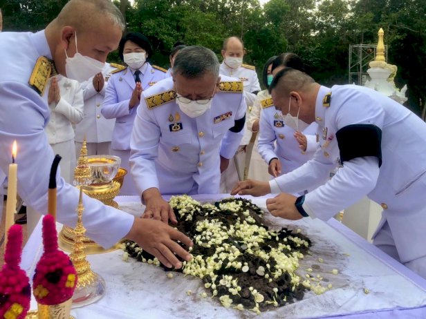 เสร็จสิ้นพิธีศพหลวงปู่แสง-เจ้าพนักงานแปรธาตุเก็บอัฐิ-พบสีขาวสะอาดบริสุทธิ์