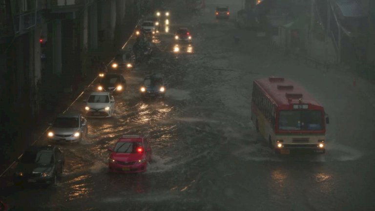 สภาพอากาศวันนี้-ฝนถล่มทั่วไทย-ตกหนัก-ฟ้าคะนอง-57-จว.ระวังท่วมฉับพลัน